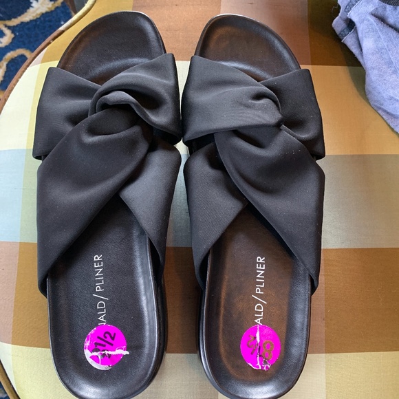 Donald j‎ plumber NWT  ribbon sandals. - Picture 1 of 3